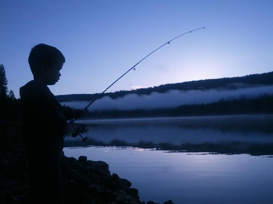 family_fishing_in_Castlegar_1